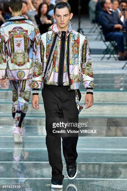 897 Versace Mens Spring 2017 Runway Milan Menswear 